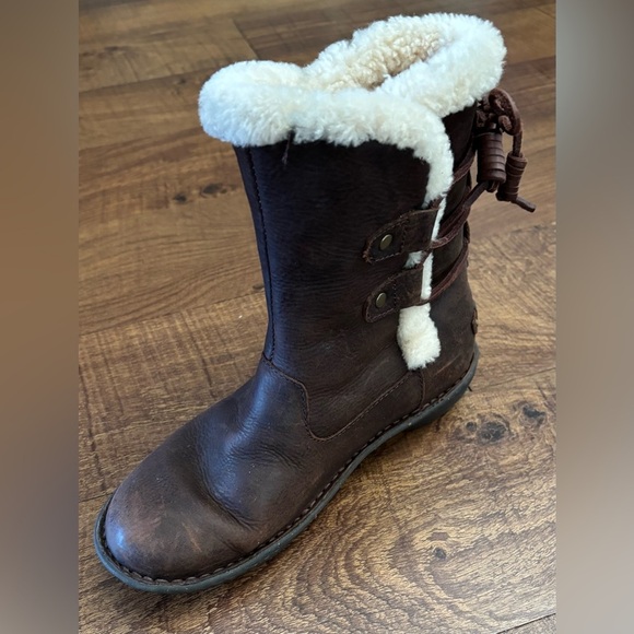 UGG akadia Womens leather boots shearling lining Sz 7 - Picture 1 of 12